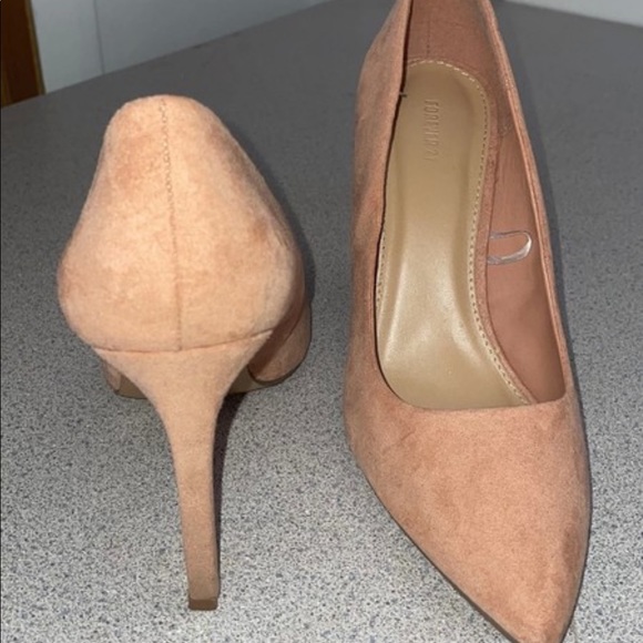 Closed pointy toe heels - Picture 5 of 6